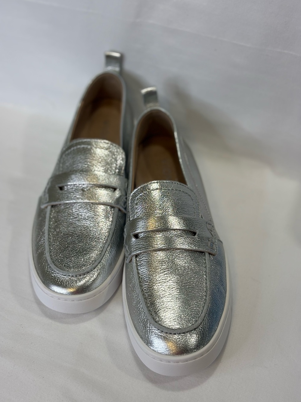 NWOB VIONIC “Uptown” Metallic Silver Women's Slip-On Penny Loafers $145